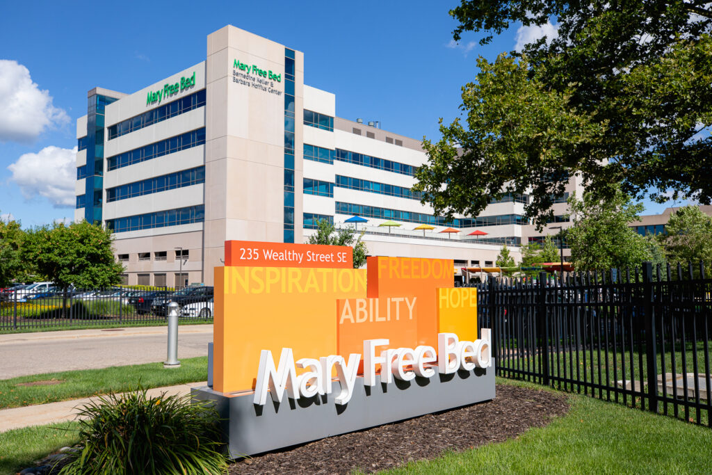 Locations 11 hospital exterior front entrance summer 2022 2324