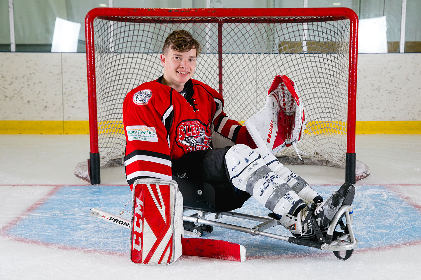 Hockey player in front of the goal.