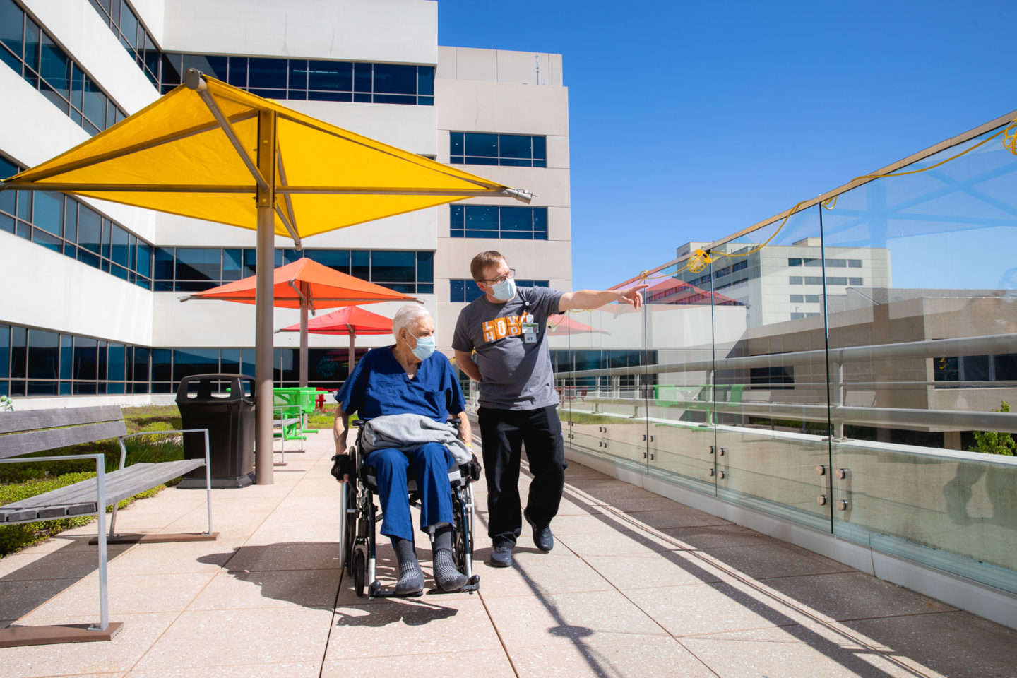 inpatient_nicolas_nieboer_ortho_ot_on_patio_with_ken_smith_may_2021-5407-1440x960