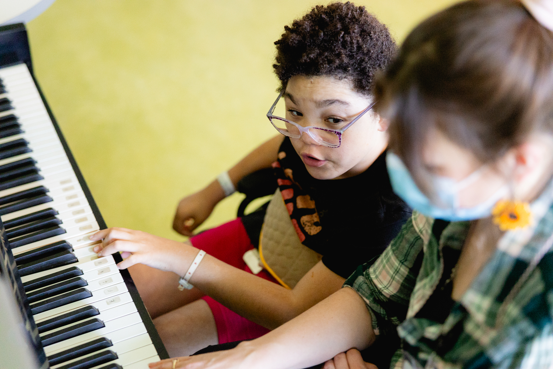 Mary Free Bed pediatric music therapy patient playing the piano