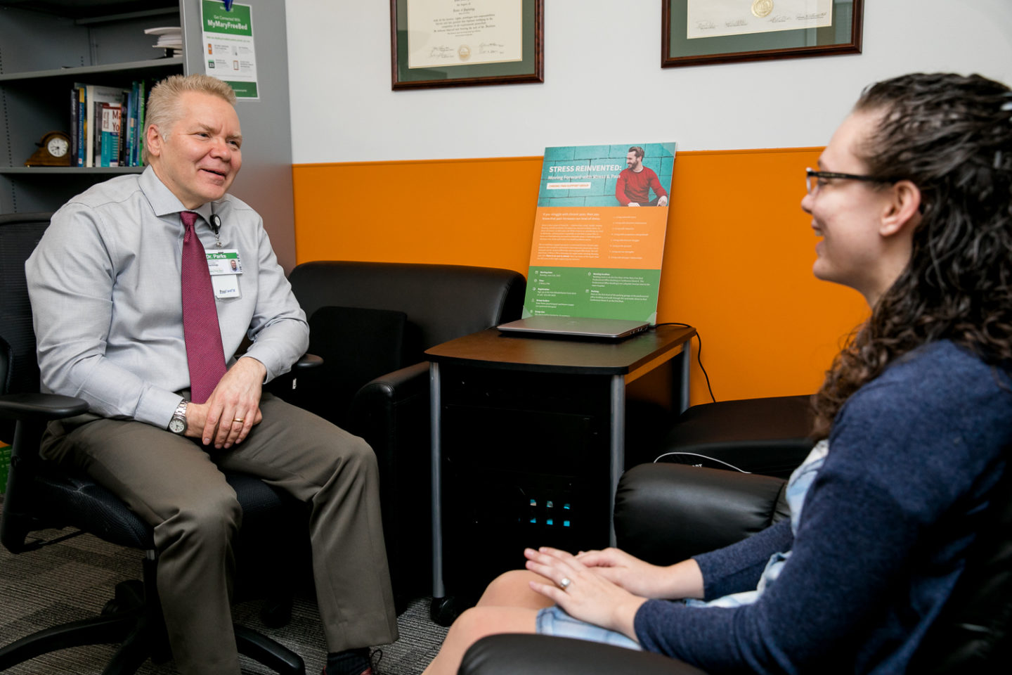 Dr. Evan Parks talks with a patient during a Pain Management Program session.