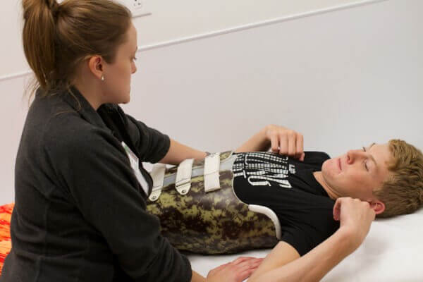 Scoliosis treatment uses teamwork and technology 1 Courtney Trudell and Blaine Rison 1 e1444683734793